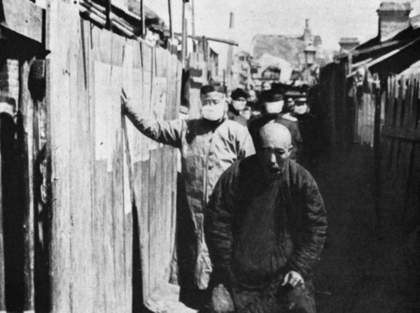 Больной легочной чумой китаец на улице Старого Харбина